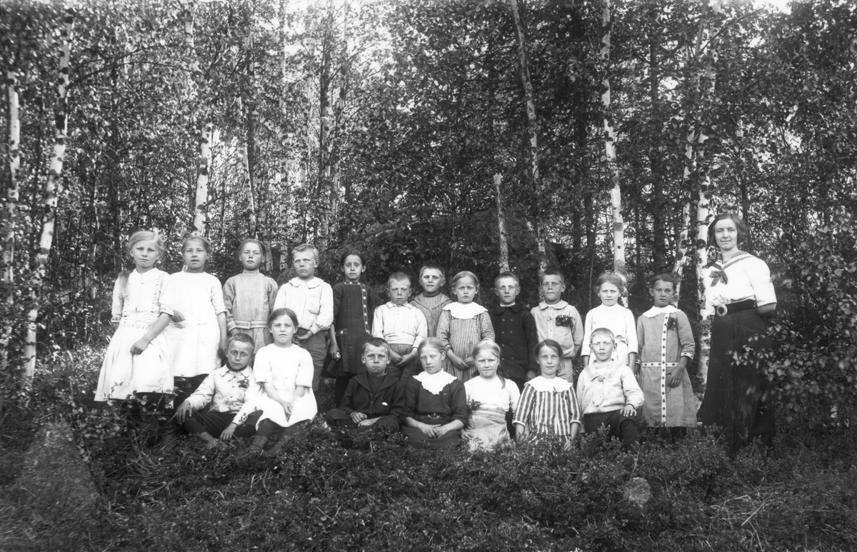 Skolkort 1913, taget vid Skinnars där småskoleklasserna undervisades i "gammalbyggningen". Lärarinnan är Ester Nord.