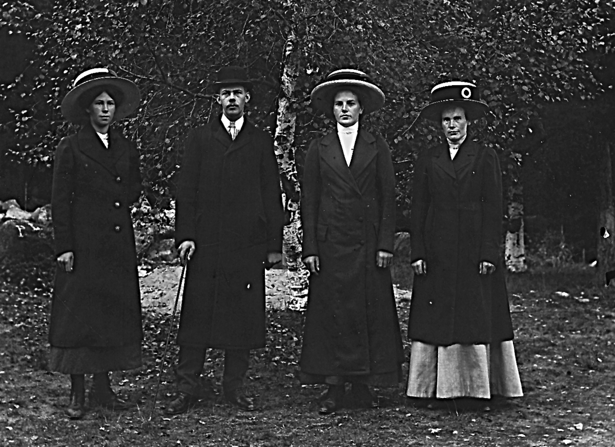 Ester Lindberg, Per Herman Lindberg, Anna Lindberg (född Käller) och Brita Käller, syster till Anna Lindberg.