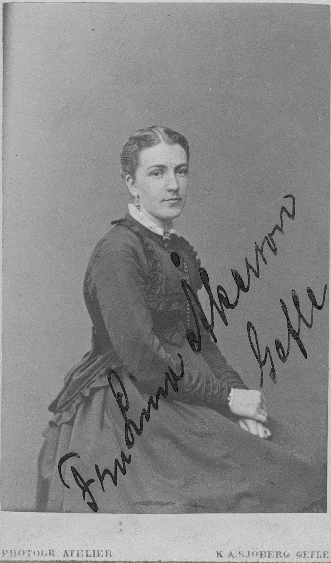 Johanna Carolina (Lina) Jönsson, född 1844 i Gävle död 1910 i Gävle, gift 1864 med Lars Wilhelm Åkerson.