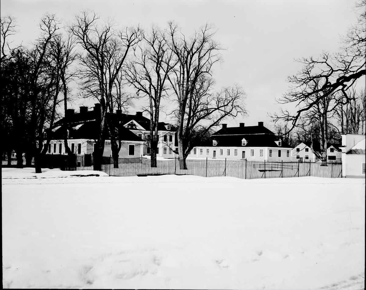 Lövstabruk

År 1643 köpte De Geer bruket och utvecklades till Sveriges största järnbruk.
Efter branden 1719 återuppfördes  herrgården med flyglar i sten. Karolinsk stil.