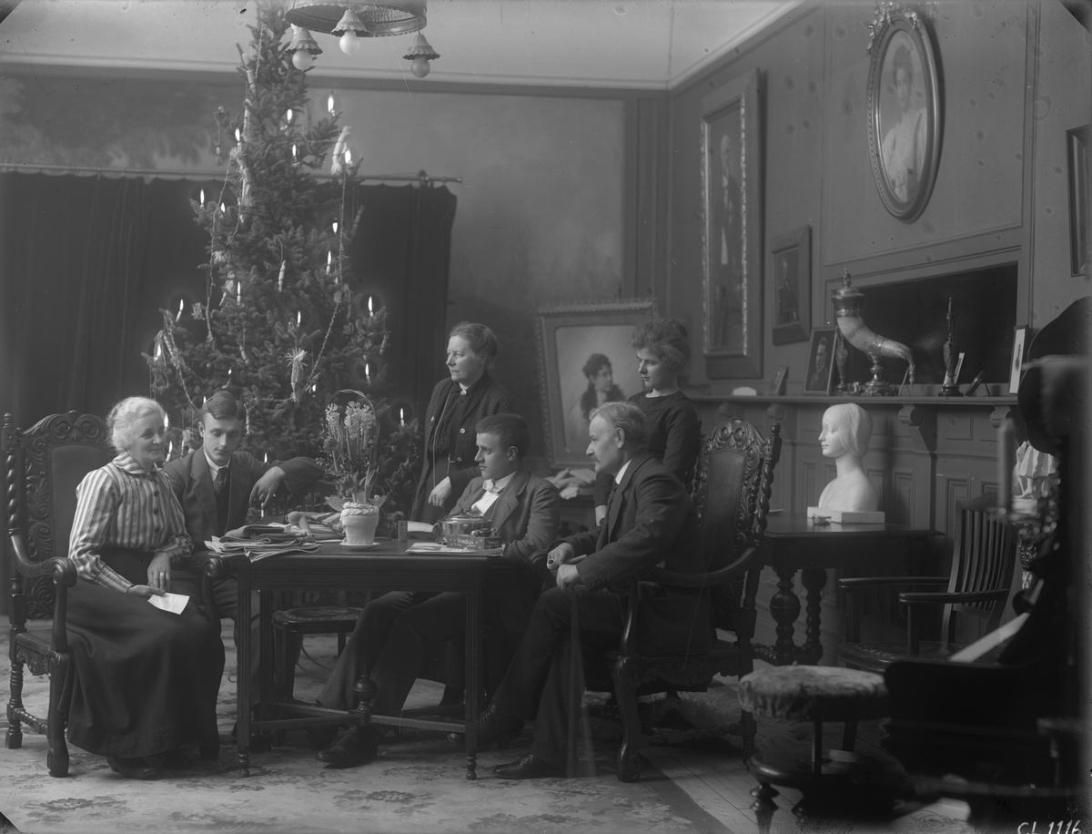 Hovfotograf Carl Larsson med familj i ateljén.

