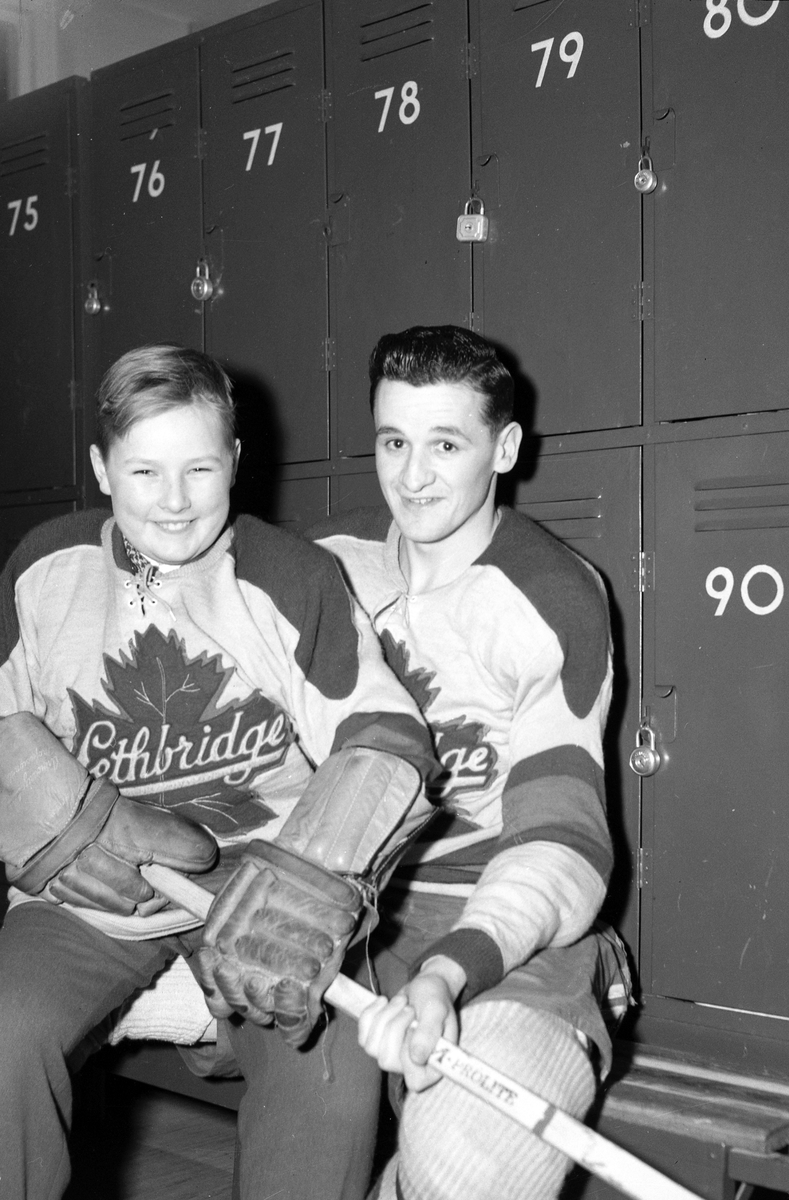 Ishockeymatch GGIK - Canada, februari 1951. GGIK är förkortning för Gävle Godtemplares Idrottsklubb, kallades även för Godis eller Saftpiraterna.


