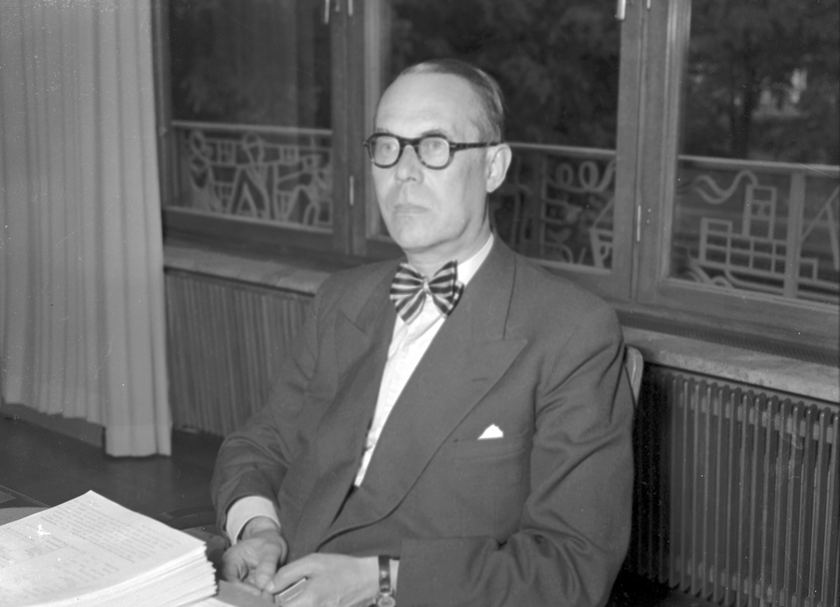 Erik Hellman vid skrivbordet, Länsstyrelsen. 30 juni 1952.