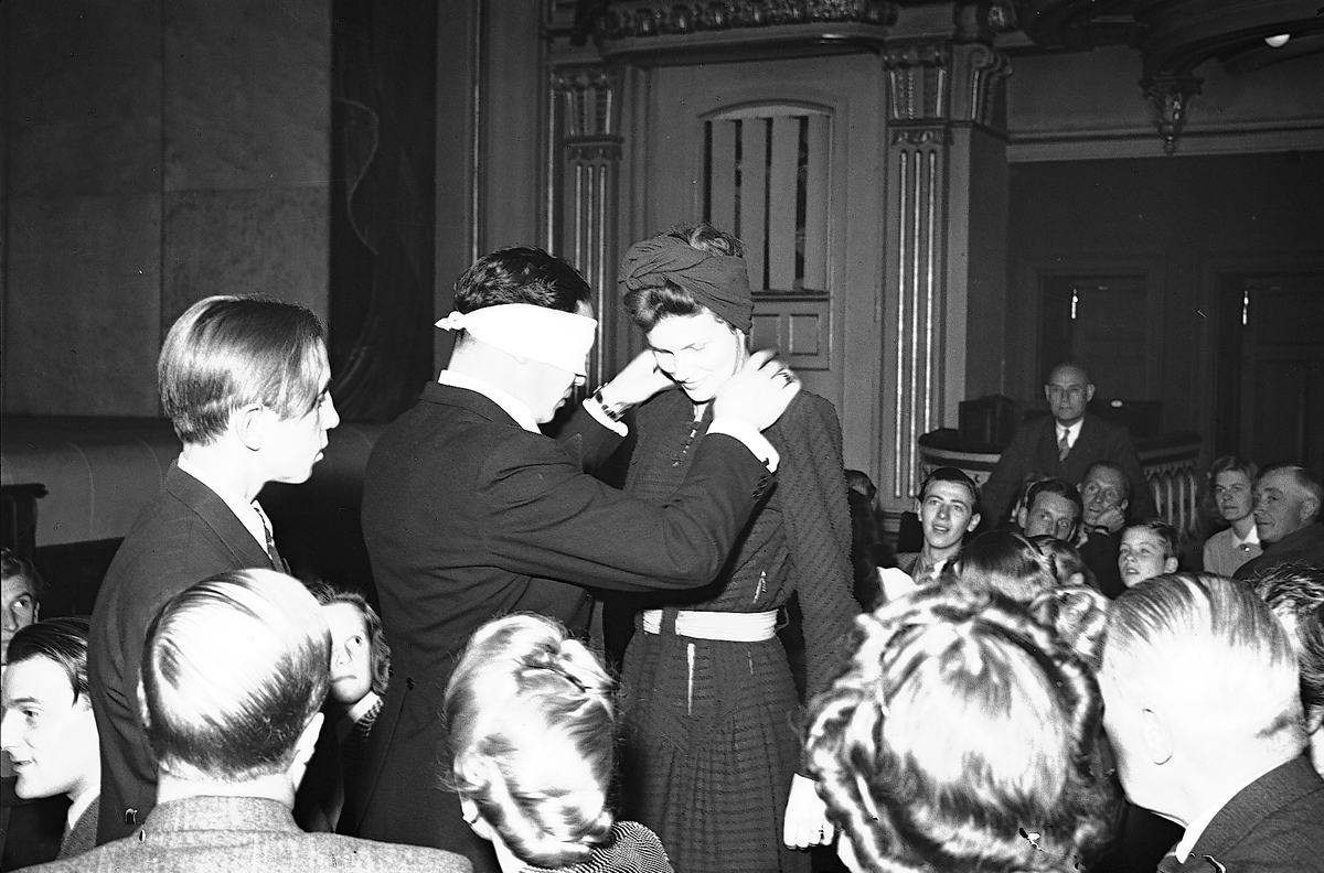D:r Martelli. Taget på Teatern. Oktober1943. Man i publiken har fått bindel för ögonen.