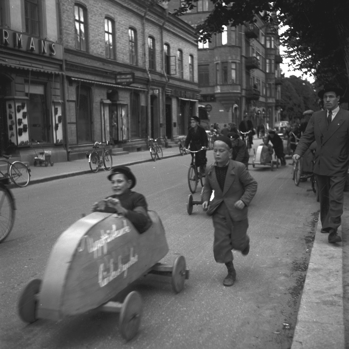 KFUM:s Pojkracertävling. September 1944. Vet ej vilket foto i serien som texten tillhör: Bo Strömberg, Sandviken: Mannen överst till höger är Bert Strömberg f 1917 död 1983. Denna lådbil fanns till mitten av 50-talet på 4:e Tvärgatan och användes av oss barn som leksak




