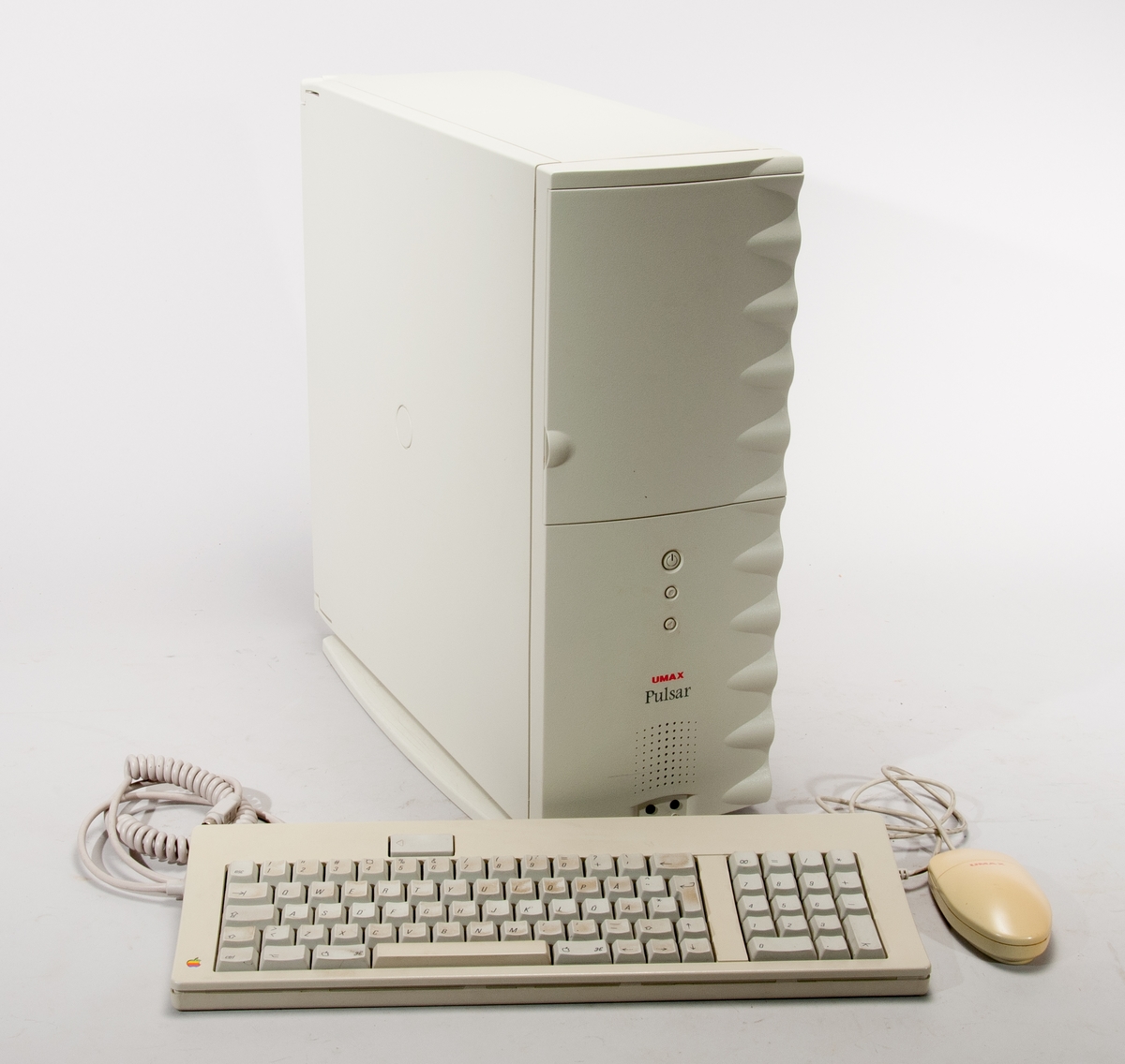 Dator, Macintosh-klon, towermodell, med extra hårddisk insatt. två minneskort i totalt 8 platser, ethernet, appletalk, apple tangentbordsbuss, scsi interface, 
Modellnamn H6D0
Tillverkningnsnr: 

På moderkortet: Umax computer corp, storm surge, 9010045-0007, s/n cy00175.B

tillverkad 1996

Med Apple-tangentbord och mus Umax One Button Mouse.