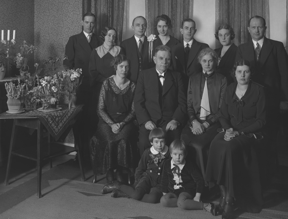 O. M. Grudén med familj i hemmet

