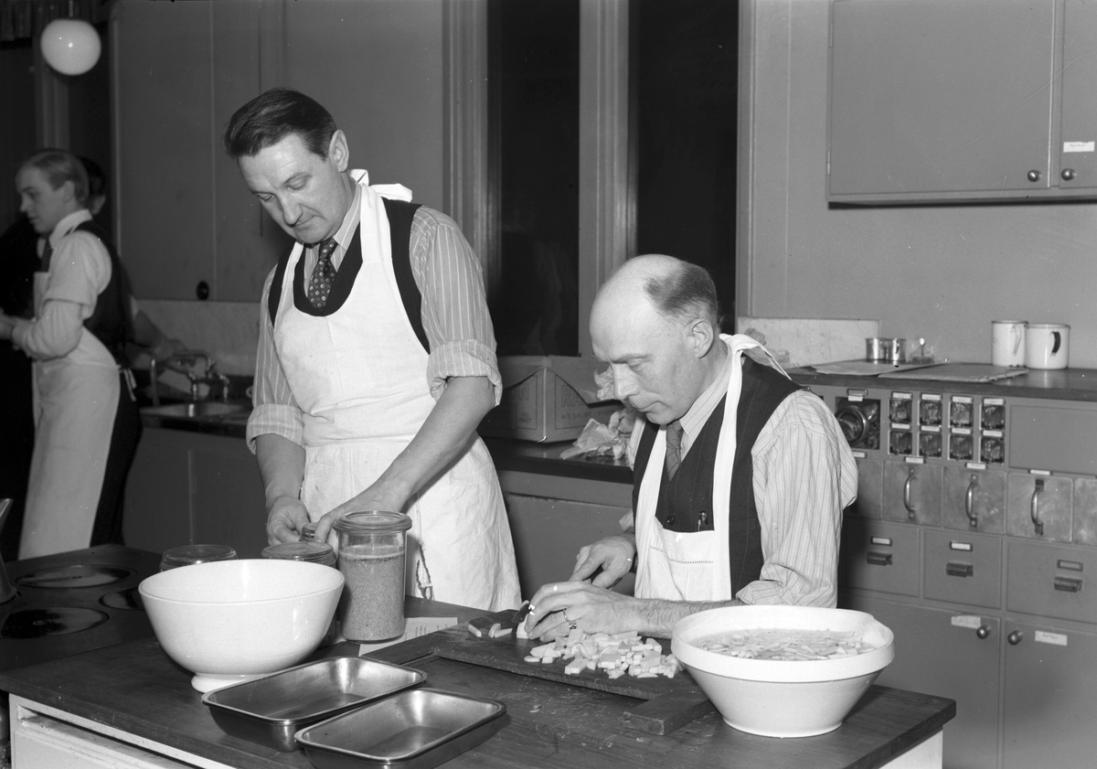 Matlagningskurs för män på Hemgården. 30 juni 1945.