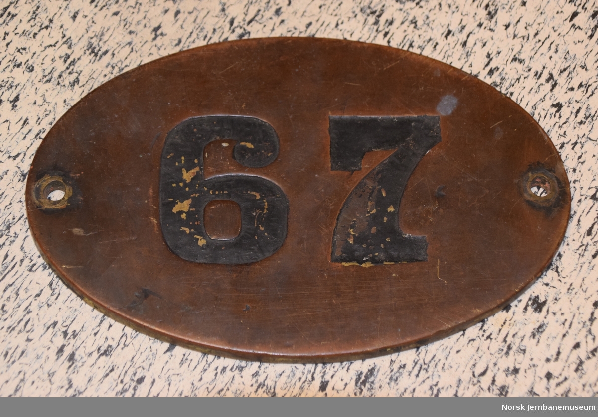 Nummerskilt fra NSBs damplokomotiv type 12a nr. 67