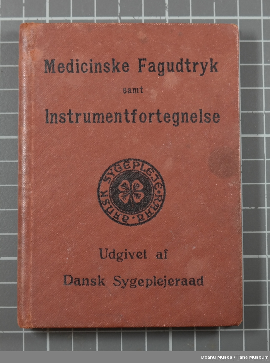 Av Oskar Preisler og V. Meisen
Utgivet af Dansk Sygepleieraad, København Jacob Lunds Forlag.