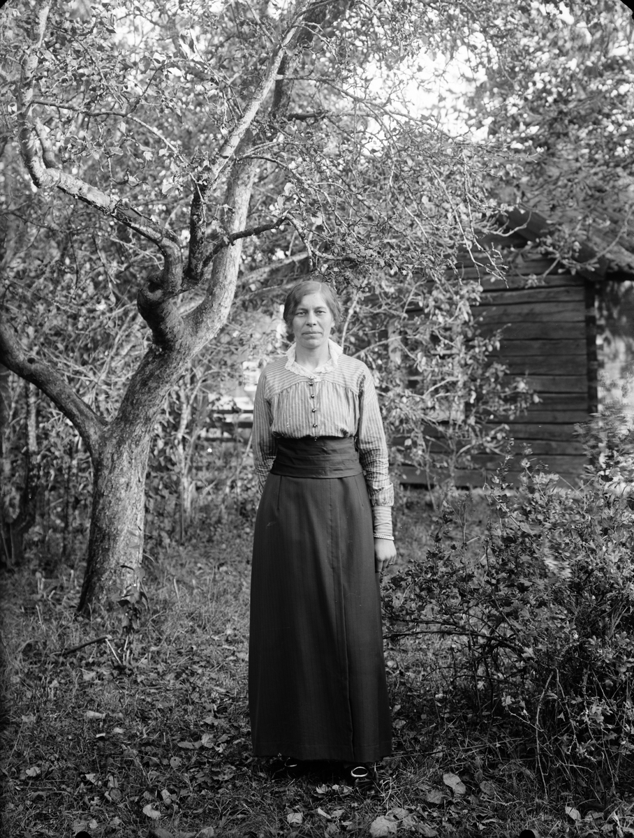 Hildegard Pettersson i trädgården, Sävasta, Altuna socken, Uppland