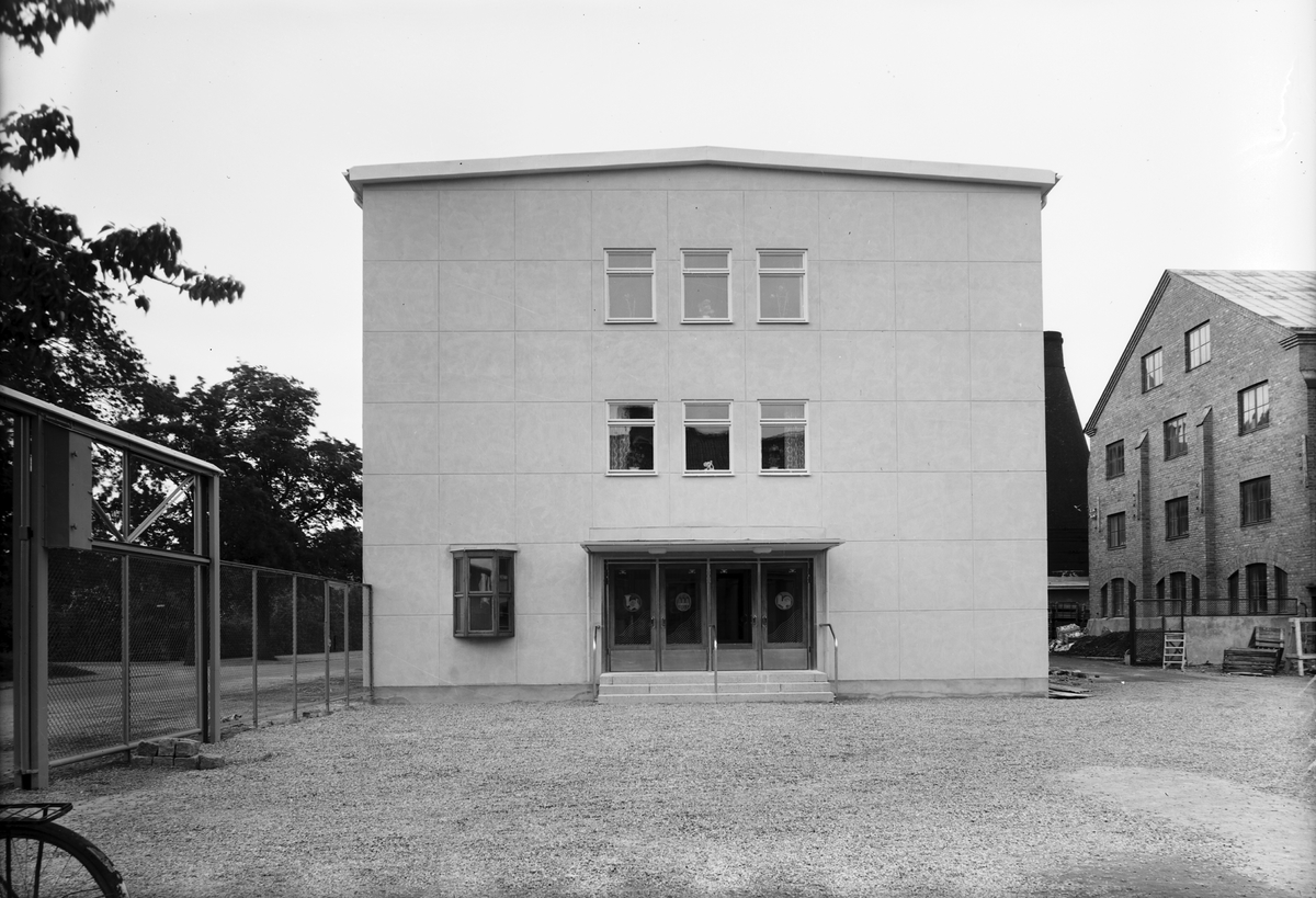 GÄVLE PORSLINSFABRIK
Byggnad inom fabriksområdet. 16 juni 1948