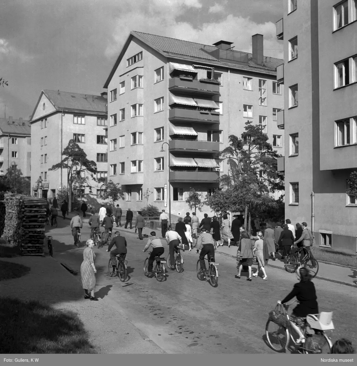 Cyklister och fotgängare på väg hem efter arbetsdagens slut. Luxgatan, Lilla Essingen.