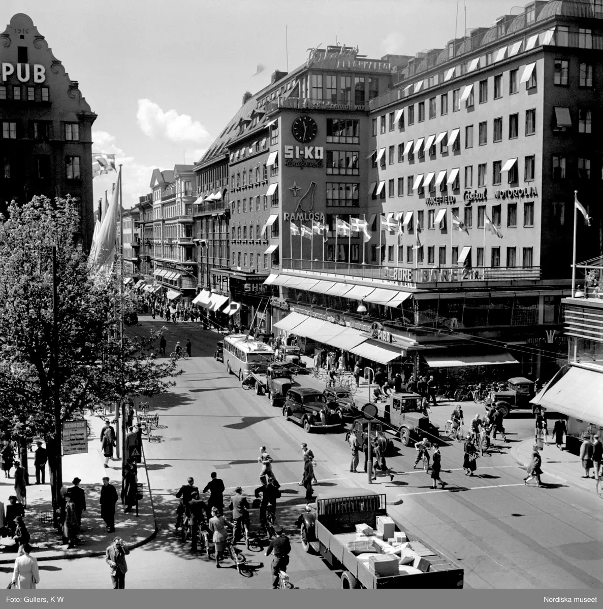 Norrmalm, Stockholm. Trafik på Kungsgatan i höjd med Hötorget.