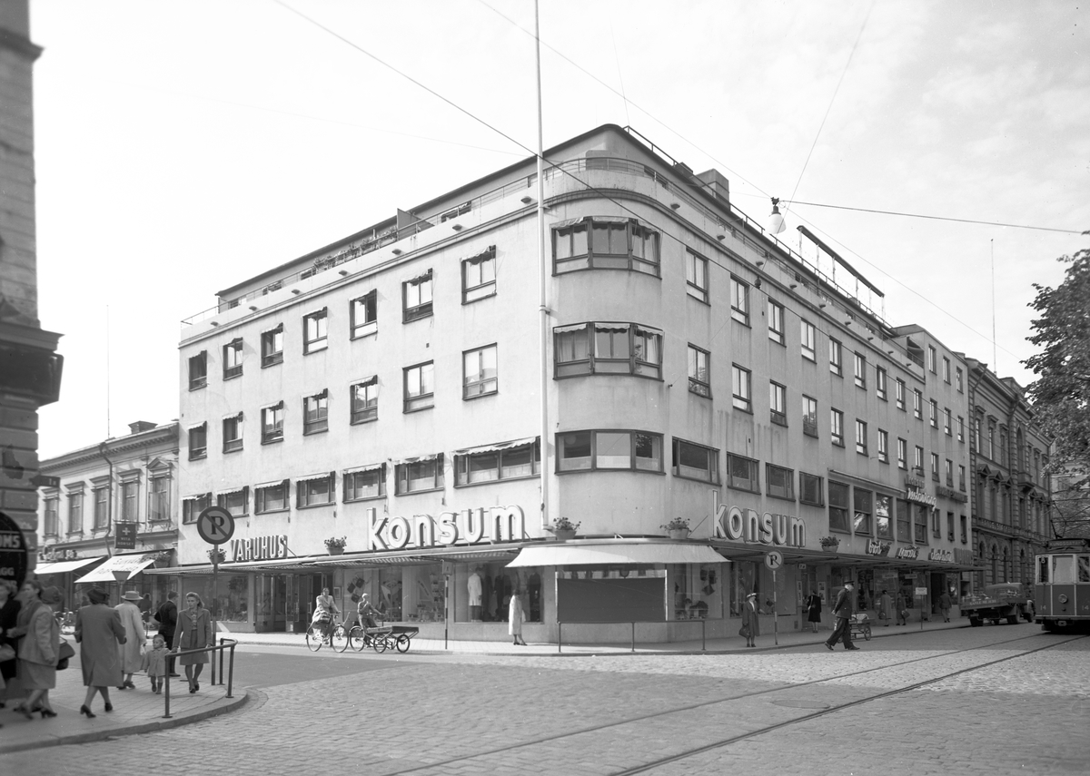 Konsum Alfa Varuhus i hörnet Norra Kungsgatan och Drottninggatan. Cirka år 1945.