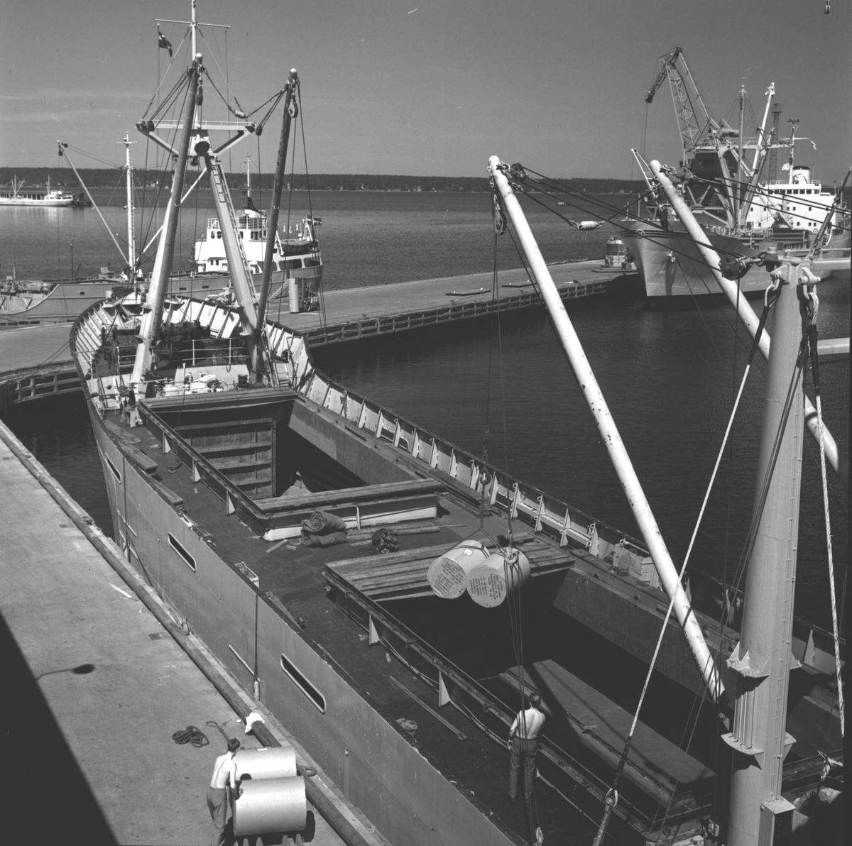 Lastning av pappersrullar på fartyget "Rone". Korsnäs AB. Den 19 juni 1968

