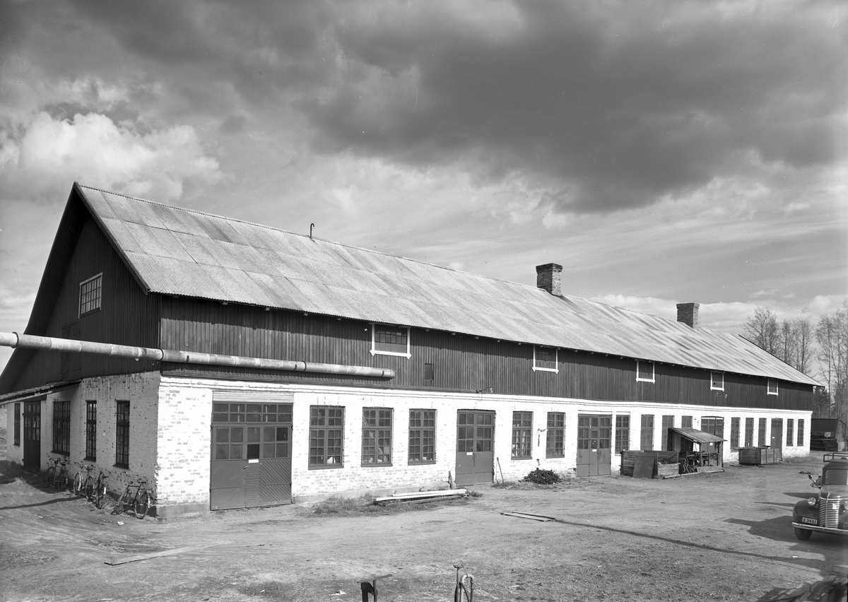 Exteriör av verkstaden, 22 maj 1946. Valbo Verkstad A-B grundades år 1923 av häradsdomare  K. G. Ålenius  . Denne övertog ett tidigare bildat bolag, som drev verkstadsrörelse i Valbo med tillverkning av arbetsvagnar, timmerkälkar m. m. lät nu omlägga rörelsen för tillverkning av bil karosserier, varav mest lastvagns- och skåpbilskarosserier tillverkas. År 1929 ombildades firman till aktiebolag med Ålenius som verkst. direktör. Vid sin död år 1938 efterträddes han av sonen, ingenjör  Gunnar Ålenius  . Företaget har gått en kraftig utveckling till mötes och kan nu räkna sig till landets ledande inom sin bransch. Från att ha sysselsatt 3—4 man äro nu vid full drift cirka 80 arbetare anställda inom företaget.  Valbo Verkstads A-B omfattar smides-, plåtslageri- och snickeriverkstad, monteringshall, måleri- samt lackerings- och tapetserarverkstäder, alla försedda med moderna, maskinella utrustningar. Bland företagets kunder kunna nämnas: Svenska armén, Kungl. Telegrafverket — över 200 skåpkarosserier ha under årens lopp levererats hit — Postverket, Vattenfallsstyrelsen, Stockholms stads gatukontor, en hel del allmänna verk och inrättningar samt privata företag. Dessutom är bolaget huvudleverantör till flera av de större bilfirmorna i Stockholm samt Ålenius valen förutseende man, som med öppen blick följde utvecklingen inom bilbranschen och han på övriga platser i landet. Företaget höll ut till någon gång på 1980-talet.