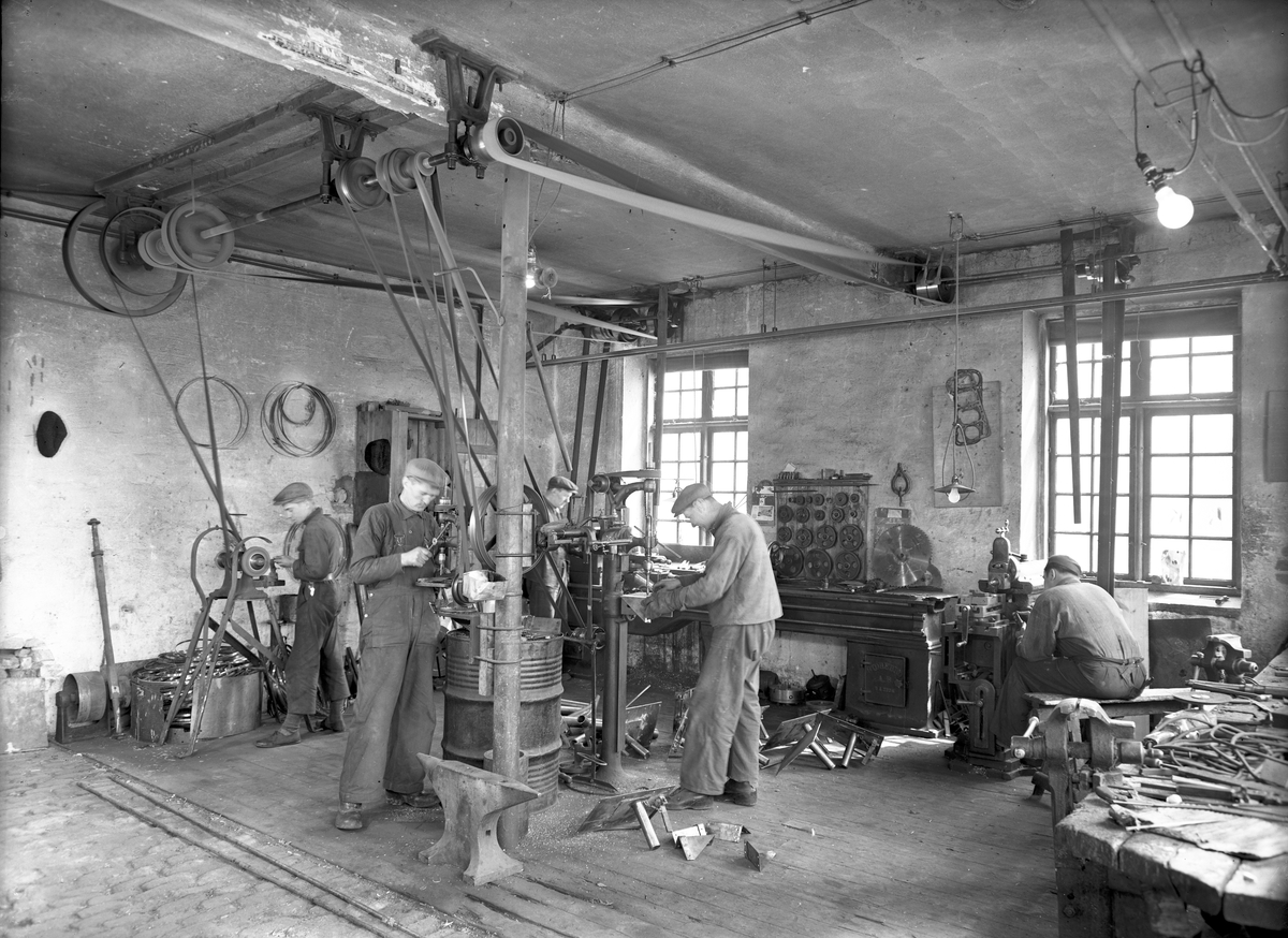 Interiör verkstadsmaskin, 22 maj 1946. Valbo Verkstad A-B grundades år 1923 av häradsdomare  K. G. Ålenius  . Denne övertog ett tidigare bildat bolag, som drev verkstadsrörelse i Valbo med tillverkning av arbetsvagnar, timmerkälkar m. m. lät nu omlägga rörelsen för tillverkning av bil karosserier, varav mest lastvagns- och skåpbilskarosserier tillverkas. År 1929 ombildades firman till aktiebolag med Ålenius som verkst. direktör. Vid sin död år 1938 efterträddes han av sonen, ingenjör  Gunnar Ålenius  . Företaget har gått en kraftig utveckling till mötes och kan nu räkna sig till landets ledande inom sin bransch. Från att ha sysselsatt 3—4 man äro nu vid full drift cirka 80 arbetare anställda inom företaget.  Valbo Verkstads A-B omfattar smides-, plåtslageri- och snickeriverkstad, monteringshall, måleri- samt lackerings- och tapetserarverkstäder, alla försedda med moderna, maskinella utrustningar. Bland företagets kunder kunna nämnas: Svenska armén, Kungl. Telegrafverket — över 200 skåpkarosserier ha under årens lopp levererats hit — Postverket, Vattenfallsstyrelsen, Stockholms stads gatukontor, en hel del allmänna verk och inrättningar samt privata företag. Dessutom är bolaget huvudleverantör till flera av de större bilfirmorna i Stockholm samt Ålenius valen förutseende man, som med öppen blick följde utvecklingen inom bilbranschen och han på övriga platser i landet. Företaget höll ut till någon gång på 1980-talet.