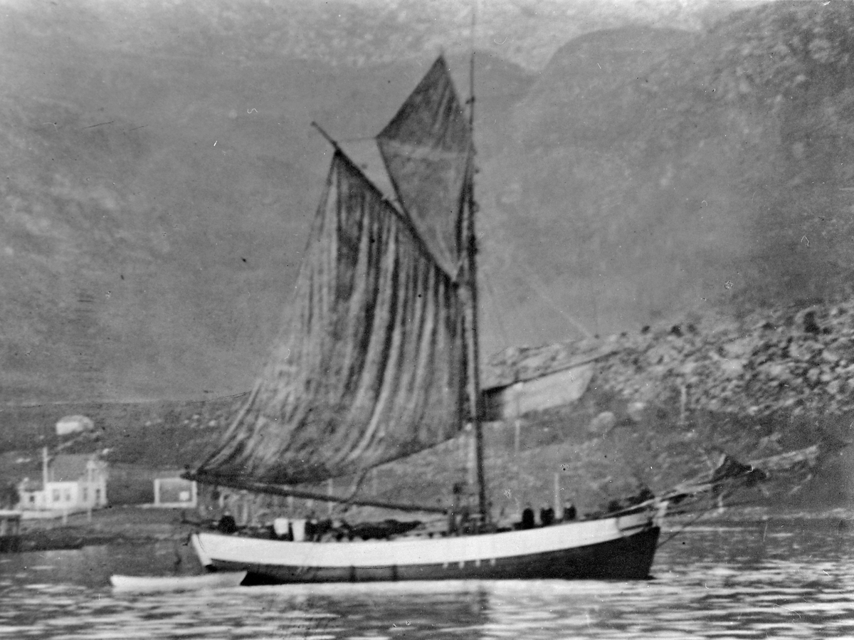 Jakt "Nora" med mannskap i Lødingen 1920