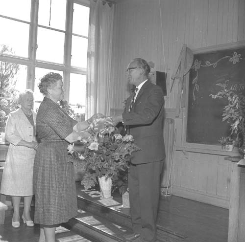 Sista skoldagen i Reaby skola 1962. Lärarinnan Anna-Lisa Lundin avtackas. Bakom står lärarinnan Ruth Pettersson.