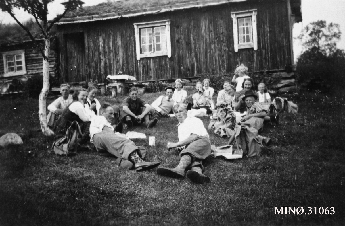 Utflukt i Dalsbygda Ungdomslag 1942. Kløftåsen.