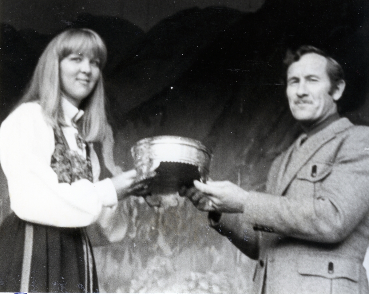 Utdeling av Seljordprisen til Tor Martin Mo for råna Drift i 1981.