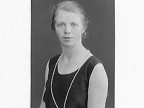 Porträtt av en ung kvinna, Anni Berntsson, Sällstorps skola.