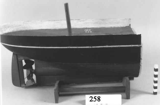 Fartygsmodell, akterskeppet av amerikanska ångfartyget Princeton. Modell av trä och plåt. Svartmålad, med vit rand utombords. Undervattenskroppen vitmålad. Är försedd med en 6-bladig propeller. Tillkom år 1845.