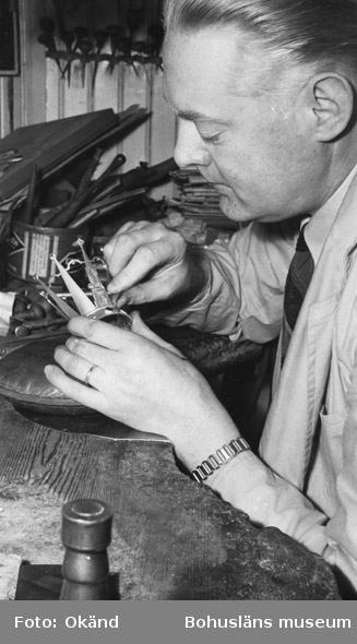 Guldsmed John Sohlberg, Bokströms guldsmedsaffär i Uddevalla, arbetar med en brudkrona