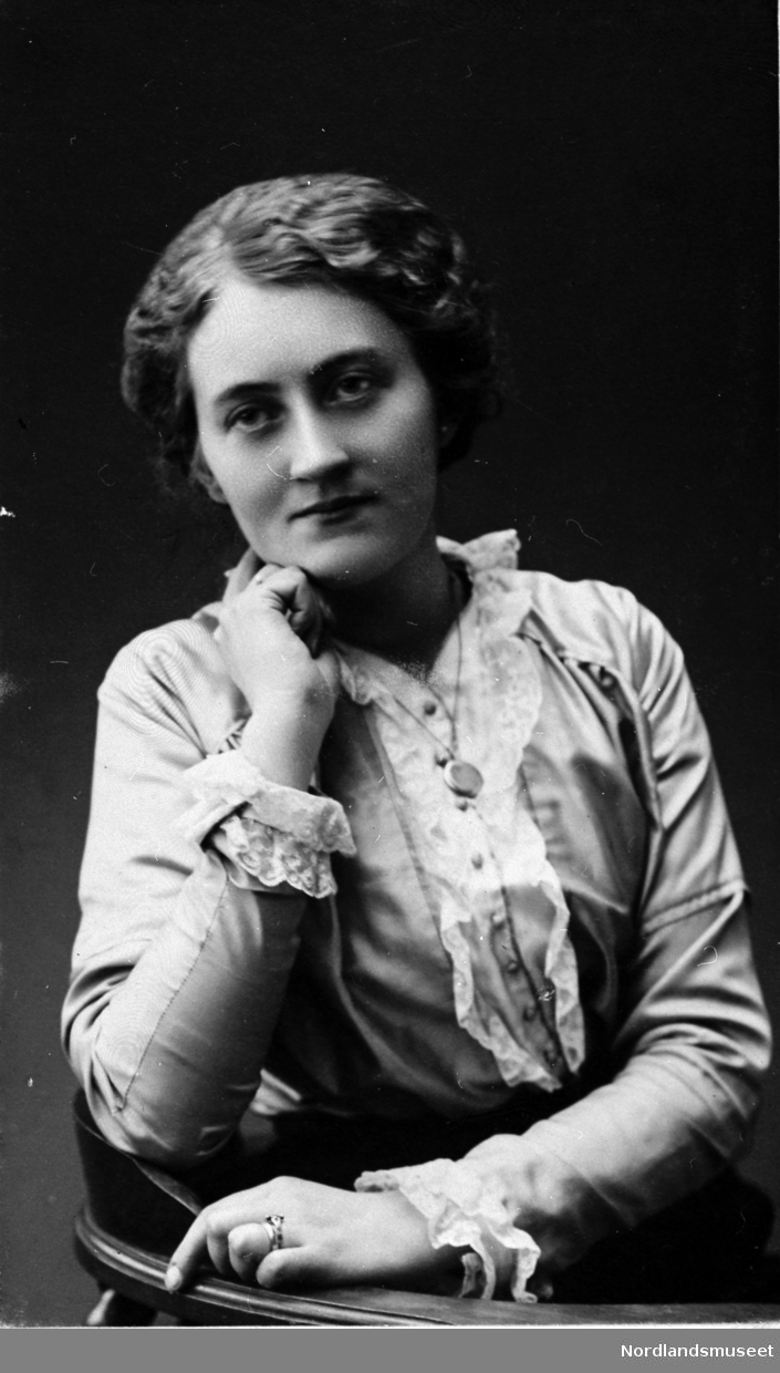 Borghild Johansen. Født på Hustad i G. 1884, datter av Albert og Elise Alette Johansen. Borghild ble gift med Lars Sæbø fra Bergen, og der bosatte de seg.