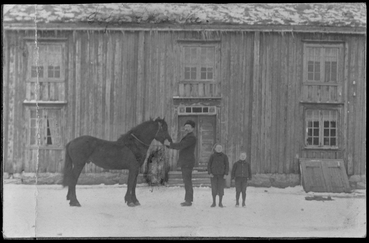 Kristian Skanke med hest og to sønner utenfor gården på Vestråt ca. 1910