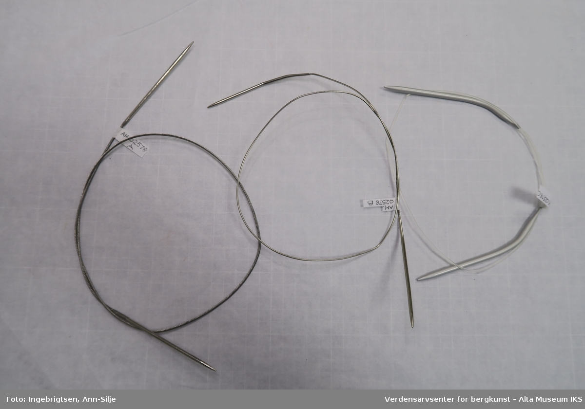 Tre strikkepinner, også kalt rundpinner, hvor to har stålwire mellom pinnene og en har plastwire. De er i ulike lengder.