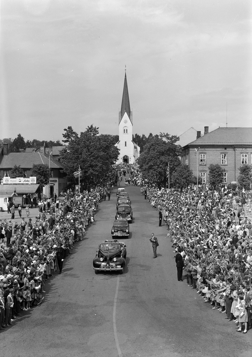 Hamar, signingsreisen 1958, kong Olav V og prinsesse Astrid kjører i åpen bil Buick C-1 over Stortorget, bilkortesje, Hamar domkirke, 