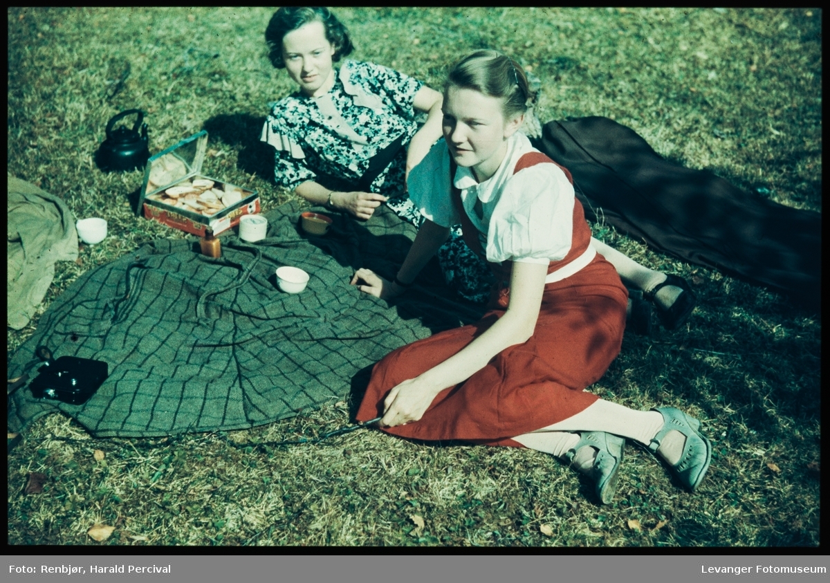 To kvinner på picnic.