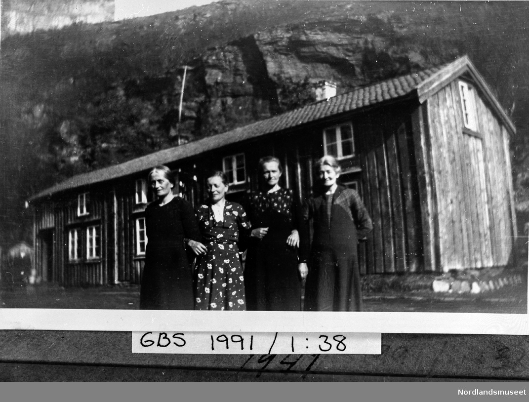Novik. 4 søstre. huset til Anna og Alfred Novik. Foreldrene deres omkom ved kullsegling på Salta 1902. Fra v: Emma Oksli, Anna Novik, Gjertine Olsen og Maria Olsen.