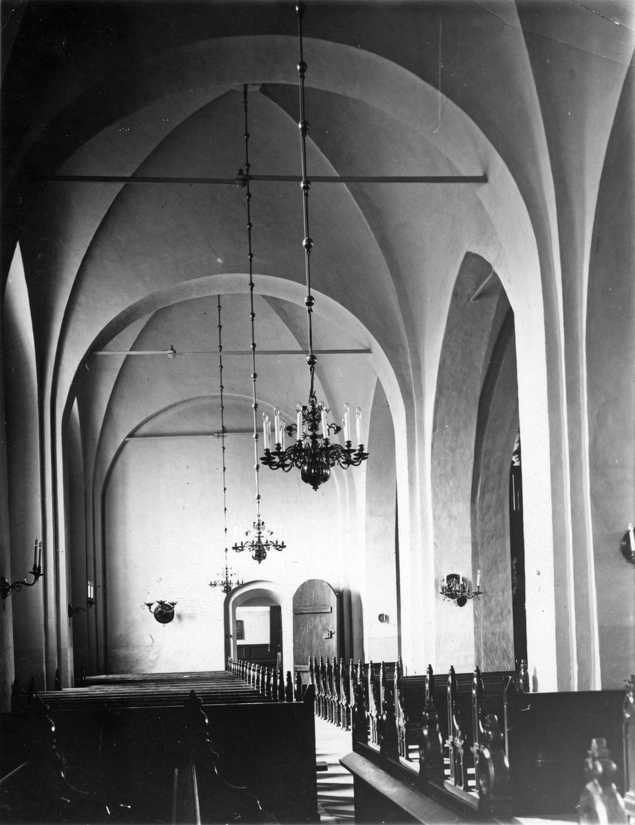 Köpings Kyrka sidoingången med sakristian.