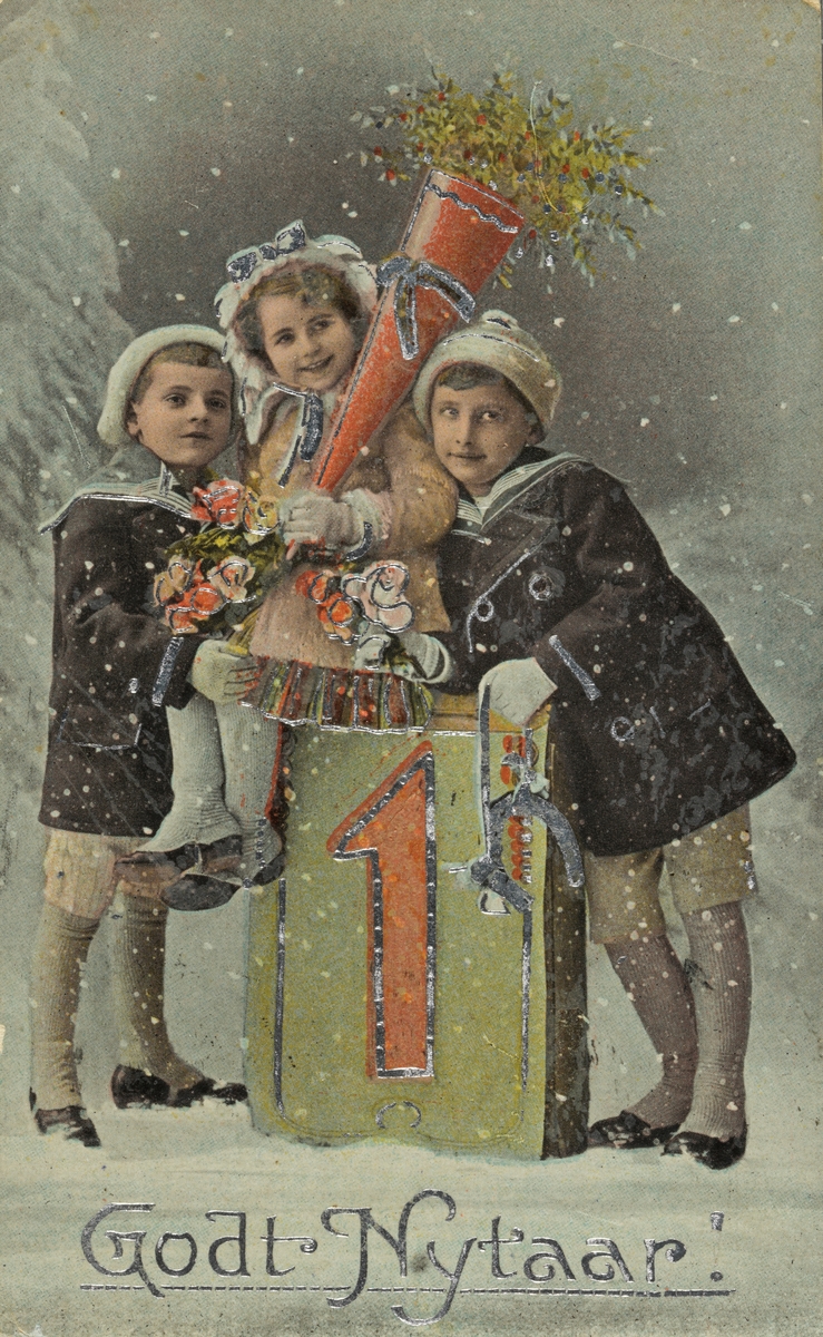 Julekort. Jule-og nyttårshilsen. Nyttårskort med fotografi av tre vinterkledde barn. Noe sølvforgylling.