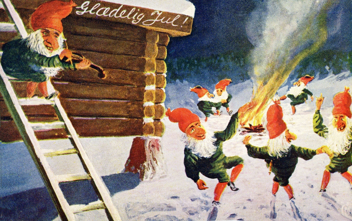 Julekort. Jule- og nyttårshilsen. En nisse sitter i en stige foran et tømmerhus og spiller på fele. Andre nisser danser rundt et bål i snøen. Illustrert av Christian Magnus. Stemplet 23.12.1915.
