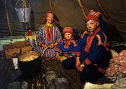 Postkort, Norsk Folkemuseum. Samer rundt gryten i lavvo