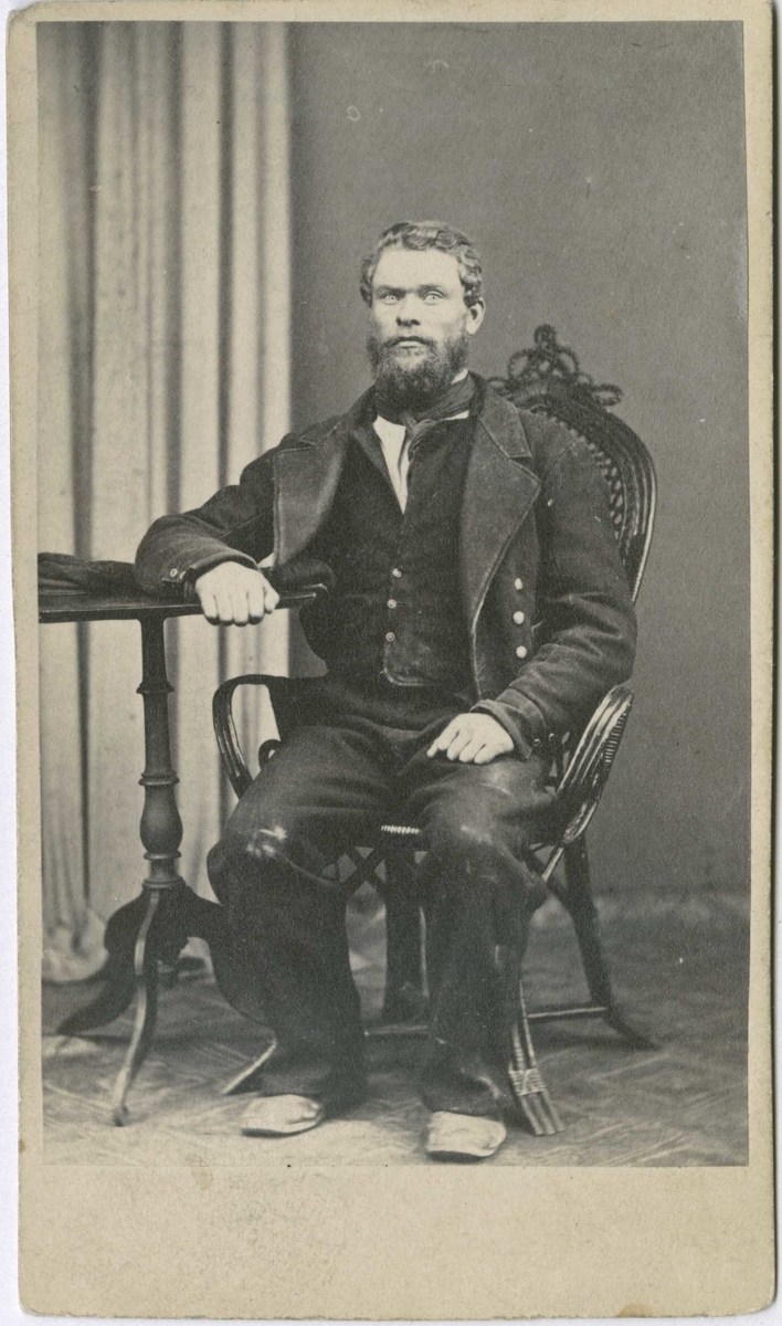 Fangeportrett. John Noacksen Norgreen, Nore i Numedal, arrestert i 1867, innsatt i distriktsfengslet i Hokksund for tyveri.