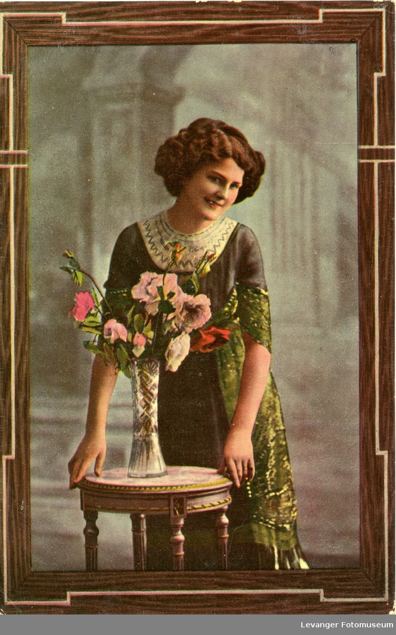 Postkort kvinne med blomster.