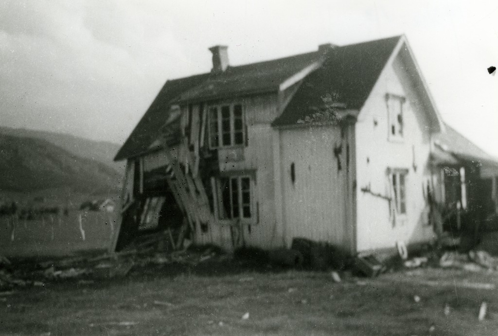 Kristian Kristensens Hus På Elvegården I Bjerkvik Etter Bombardementet Av Bjerkvik De Rømte I 