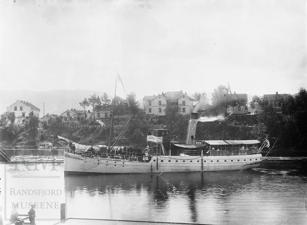 Dampskipet Oscar II går ut fra Randsfjord brygge