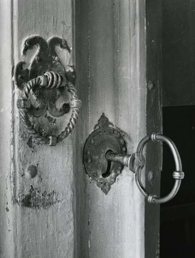 Ett dörrlås och en dörring på en dörr vid Njutångers kyrka, 1972.