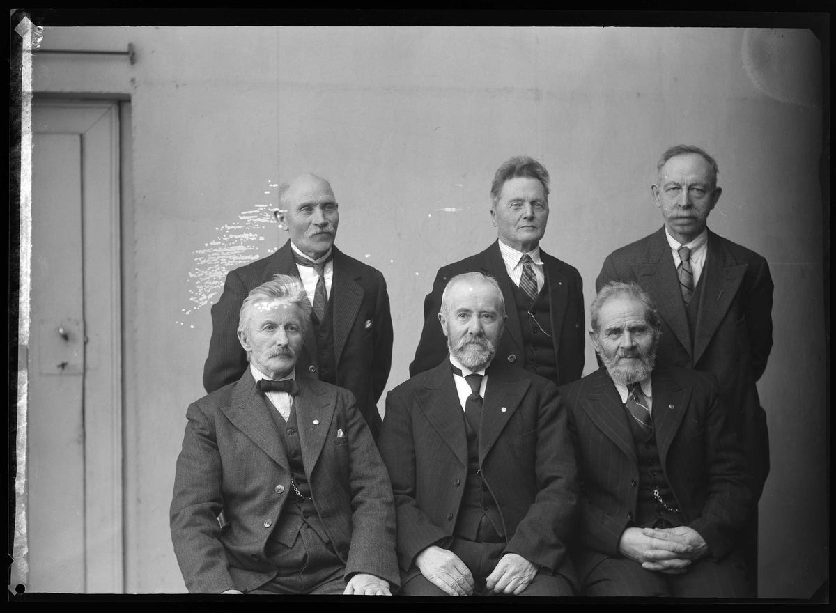 Gruppeportrett av seks æresmedlemmer av Røros Arbeiderparti i jubileumsåret 1939.