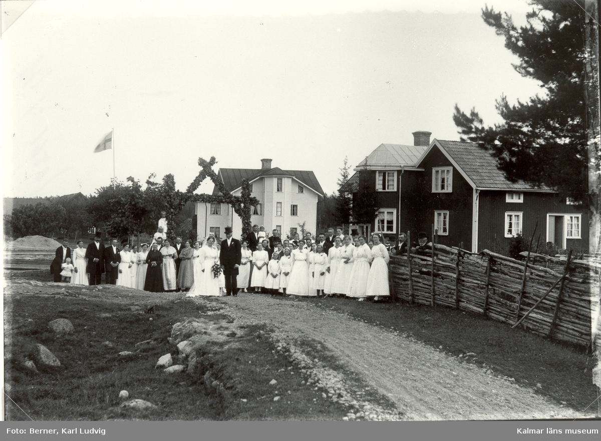 Brudparet Jansson vid porten, Lebo 1917.