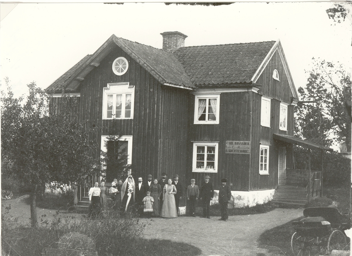 Detta är Karl Oskar Rosander och Olivia Vilhelmina Nilssons bröllop den 12 Okt. 1895. Fotot är taget framför deras hem UIriksborg i Getterum.