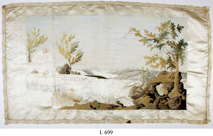 Landskapstavla.
Arbete i silkessöm från 1600-talet. Icke färdig.
Från Dannäs (säteri), Dannäs, Jönköpings län. 
Mått: 750 x 430 mm.

Inskrivet i huvudbok 1867.
Montering/Ram: Ej inramad