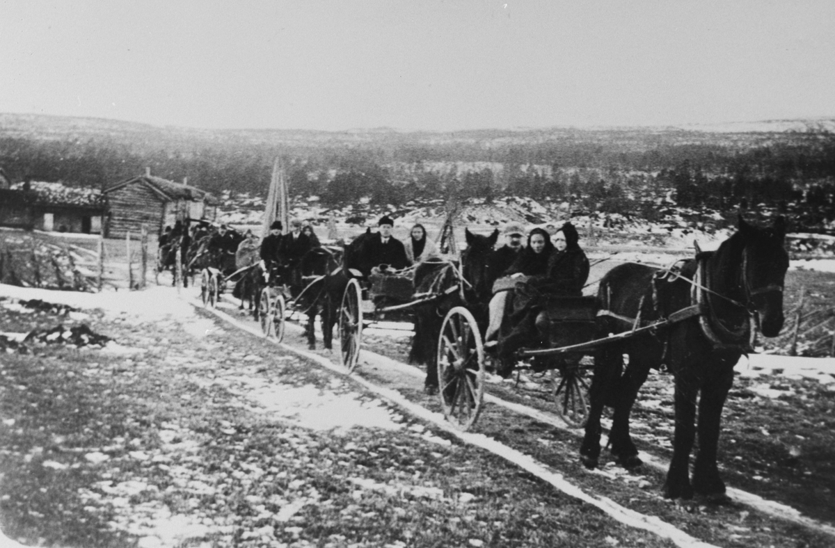 Brudefølge med hester og vogner klar til avreise fra Odden i Narjordet til Os kirke, november 1924