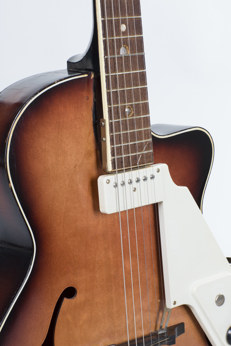 Gitar med enkel cutaway og hul kropp (hollow body), lakkert i Sunburst-finish. Påmontert kombinert pickup og plekterbrett med kontrollere for volum og tone.